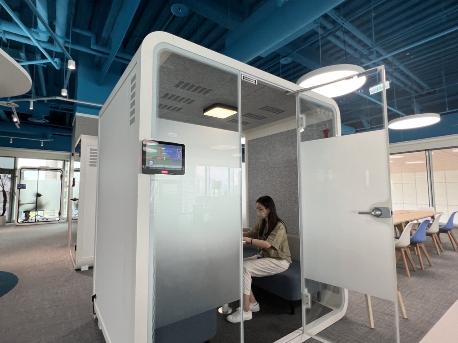 东升国际高雄據點的智慧行動辦公艙，展現东升国际在面板以外的研發應用軟實力