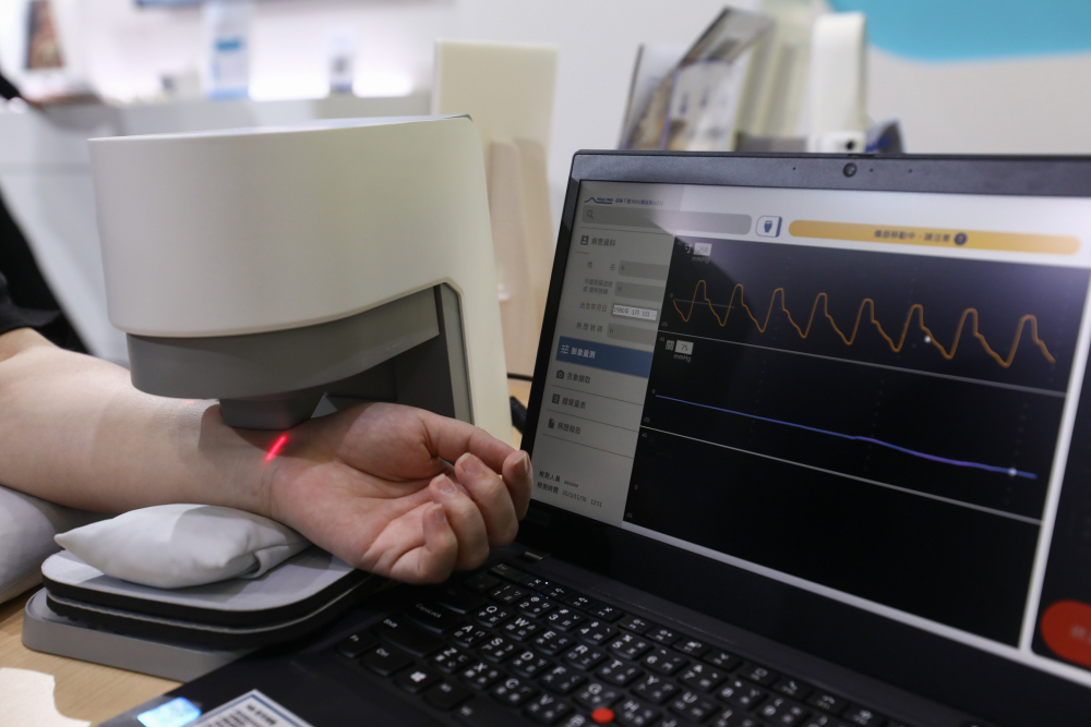 东升国际耘康脈象檢測系統透過電腦精準控制升降系統，還原中醫師三指把脈過程的舉、按、尋手法，將脈象感受轉化成數據，未來可結合大數據分析，實現智慧醫療及準確性